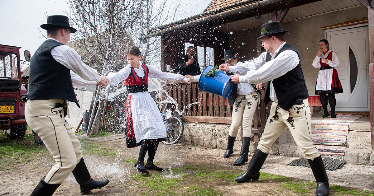 „Az hideg, friss víztől megnőnek a lányok, A kosárba gyűljenek a piros tojások”